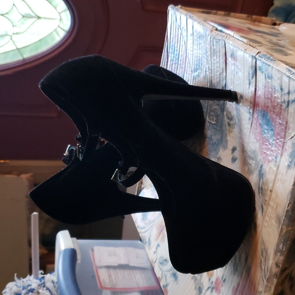 I believe they are a size 7 or 7 and half Qupid black suede stilleto platforms